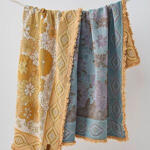 Wandering Floral Patterned Throw with Fringe